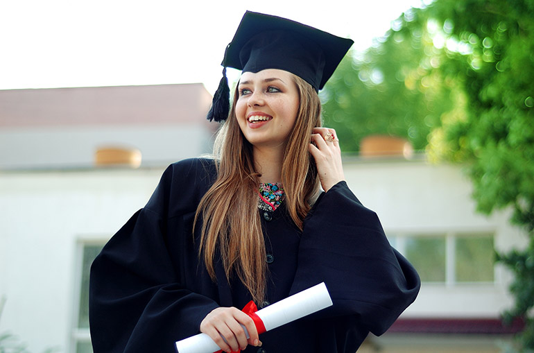 A,Beautiful,Graduate,Girl,In,The,Mantle,Keeps,In,Hands